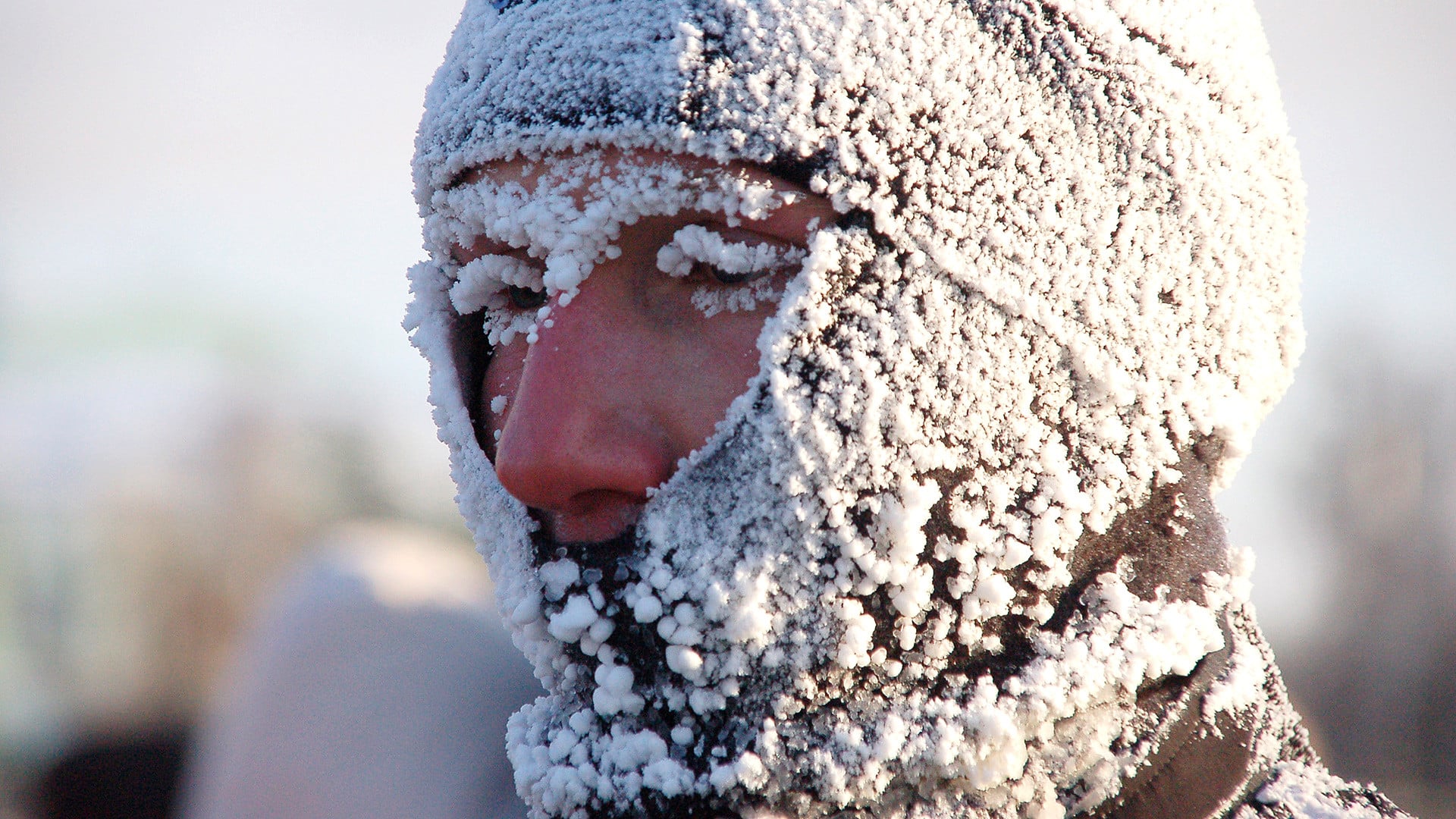 Un homme exposé au froid de l'hiver