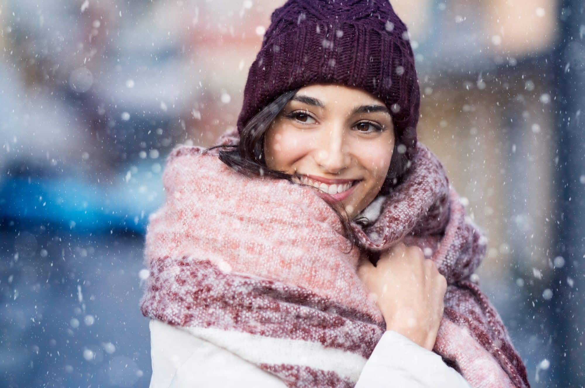 Une femme habillée pour se réchauffer en hiver