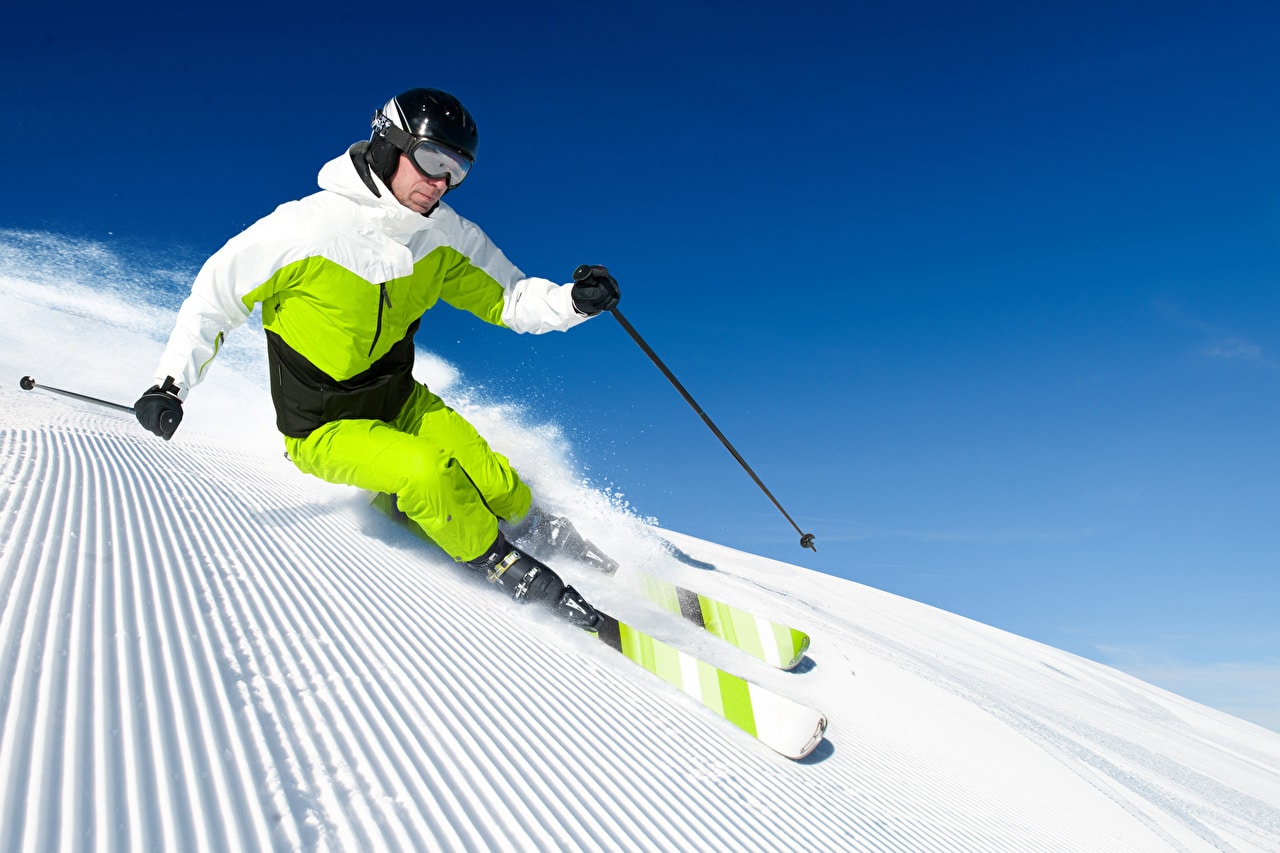 Un skieur en plein hiver
