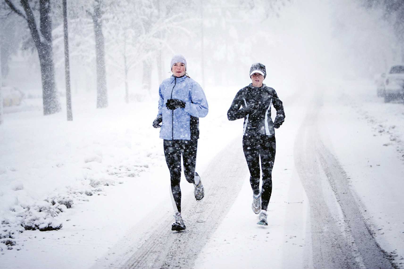 Deux sportifs en pleine tombée de neige