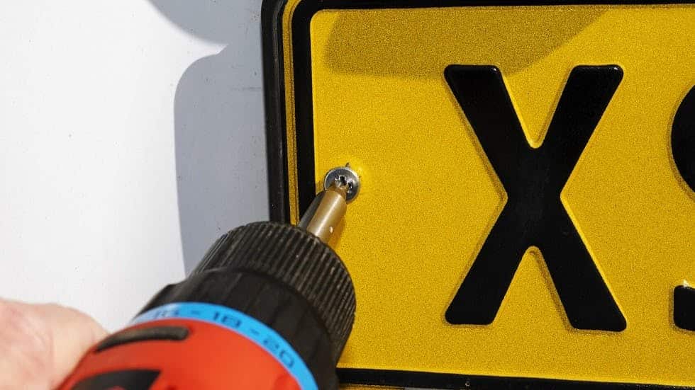 Plaque d’immatriculation jaune à propos