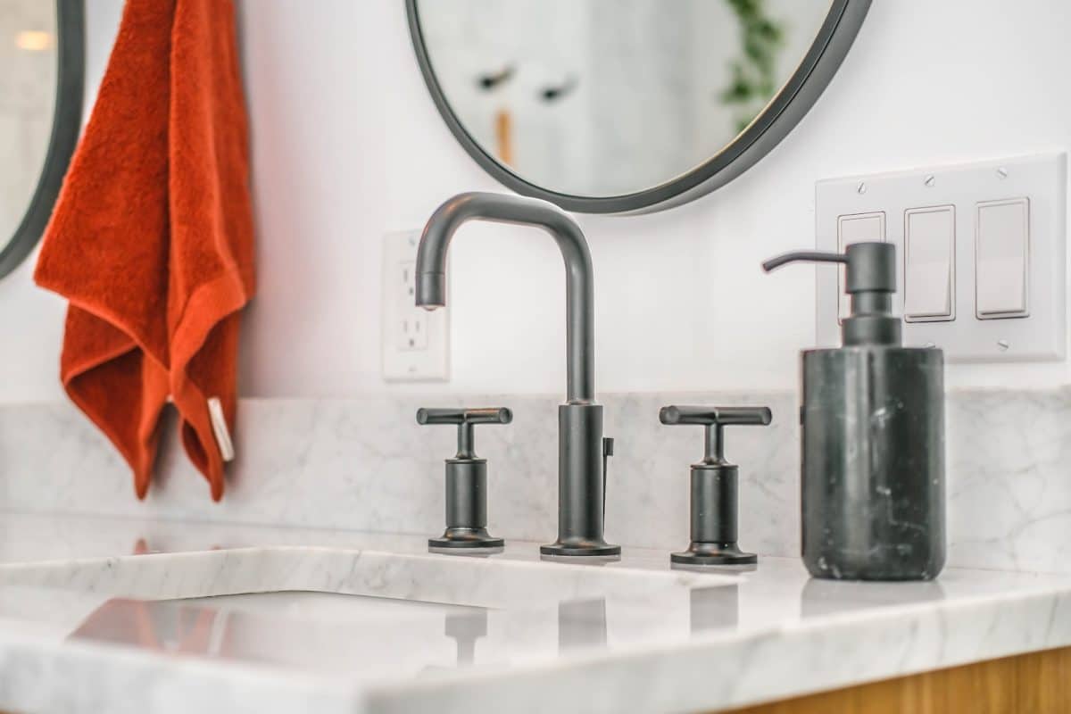 Eau chaude : comment régler le robinet pour éviter les brûlures ?
